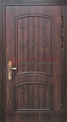 Коричневая уличная дверь с виноритом для дома ДВТ-235 в Нижнем Новгороде
