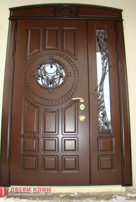 Широкая парадная дверь с боковой фрамугой, стеклом и ковкой