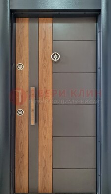 Коричневая входная дверь c МДФ панелью ЧД-01 в частный дом в Нижнем Новгороде
