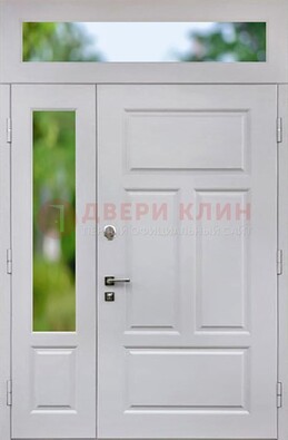 Белая полуторная железная дверь со стеклом и фрамугами ДФГ-10 в Нижнем Новгороде