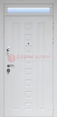 Белая металлическая дверь с фрамугой для коттеджа ДФГ-21 в Раменском