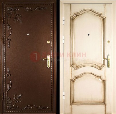 Квартирная коричневая стальная дверь с ковкой ДК-1 в Нижнем Новгороде
