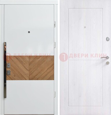 Белая железная дверь МДФ горизонтальной вставкой ДМ-265 в Нижнем Новгороде