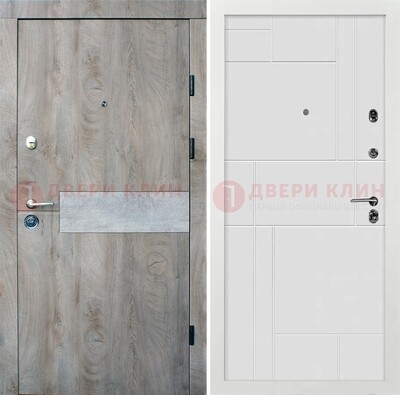 Темная металлическая дверь с белой МДФ с молдингами ДМ-297 в Нижнем Новгороде
