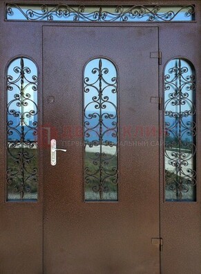 Железная парадная дверь со стеклом и ковкой ДПР-16 для общественных зданий в Мурманске