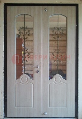 Парадная дверь со стеклянными вставками и ковкой ДПР-23 в деревянный дом в Мурманске