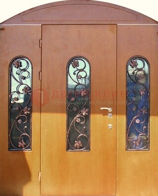 Парадная дверь со стеклянными вставками и ковкой ДПР-28 в общественное здание в Нижнем Новгороде