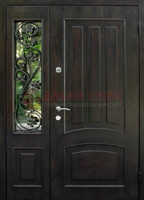 Парадная дверь со стеклянными вставками и ковкой ДПР-31 в кирпичный дом в Санкт-Петербурге