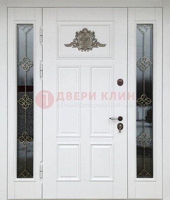 Белая входная парадная дверь со стеклом и ковкой ДПР-92 в Нижнем Новгороде