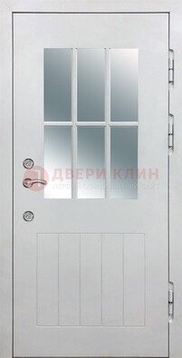 Белая уличная дверь со стеклом ДС-30 в Нижнем Новгороде