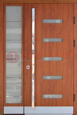 Коричневая металлическая дверь со стеклом ДС-72 в Нижнем Новгороде