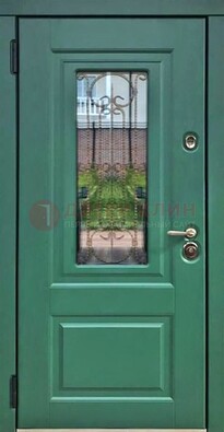 Зеленая металлическая дверь со стеклом и ковкой ДСК-113 в Нижнем Новгороде