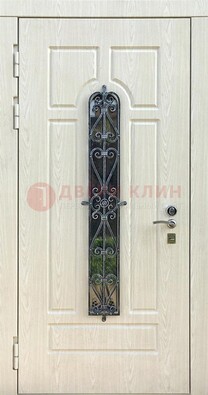 Светлая стальная дверь со стеклом и ковкой ДСК-118 в Нижнем Новгороде