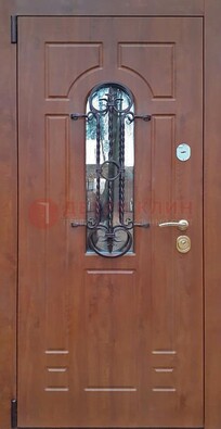 Темная железная дверь со стеклом и ковкой в коричневом цвете ДСК-154 в Нижнем Новгороде