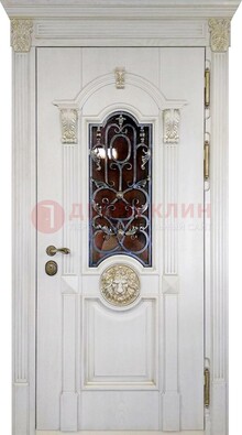 Белая железная дверь со стеклом и ковкой для кирпичного дома ДСК-155 в Нижнем Новгороде