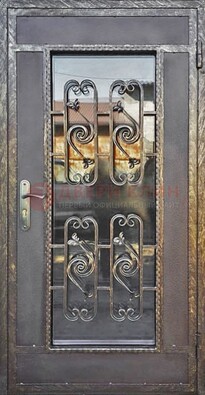 Коричневая наружная дверь порошок со стеклом и ковкой ДСК-160 в Нижнем Новгороде