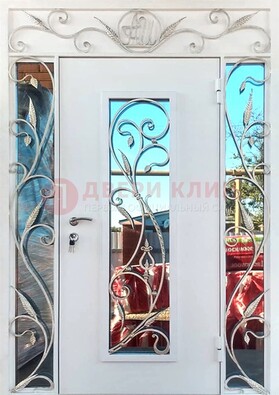 Белая входная дверь порошок со стеклом и ковкой ДСК-165 в Нижнем Новгороде