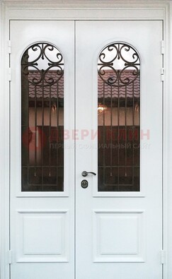 Белая стальная дверь стекло с ковкой и филенкой ДСК-201 в Нижнем Новгороде