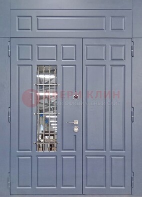 Серая двухстворчатая дверь Винорит со стеклом и ковкой ДСК-234 RAL 7024 в Нижнем Новгороде