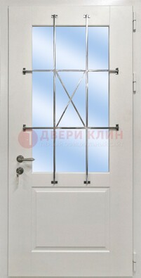 Белая простая железная дверь Винорит со стеклом и ковкой ДСК-257 в Нижнем Новгороде