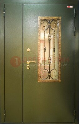 Стальная дверь со стеклом и ковкой ДСК-29 для квартиры в Великом Новгороде