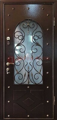 Влагостойкая дверь со стеклом и ковкой с декором ДСК-37 в Санкт-Петербурге