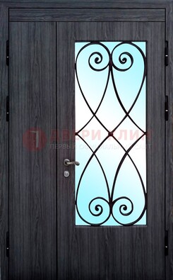 Стальная дверь со стеклом и ковкой ДСК-69 в деревянный дом в Санкт-Петербурге