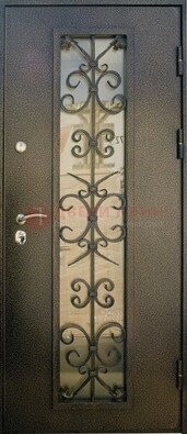 Входная дверь Дверь со стеклом и ковкой черного цвета ДСК-76 для веранды в Оренбурге