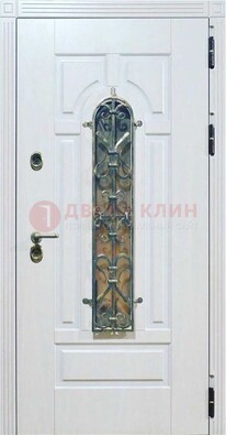 Белая остекленная металлическая дверь с ковкой ДСК-98 в Нижнем Новгороде