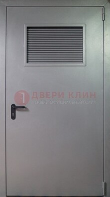 Серая железная техническая дверь с вентиляционной решеткой ДТ-12 в Волгограде