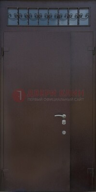 Коричневая тамбурная дверь со стеклянными вставками и ковкой ДТМ-39 в Старой Купавне
