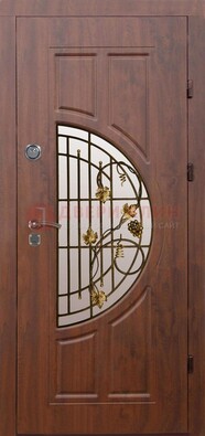 Стальная коричневая дверь с виноритом и ковкой ДВТ-82 в Нижнем Новгороде