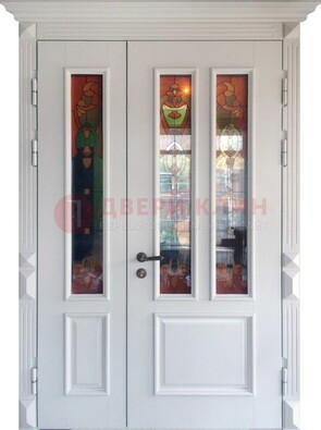 Белая полуторная металлическая дверь с витражом ВЖ-12 в Нижнем Новгороде