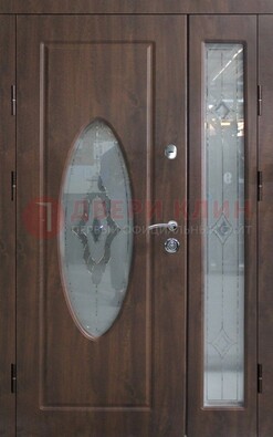 Коричневая двухстворчатая железная дверь с МДФ и витражом ВЖ-33 в Нижнем Новгороде