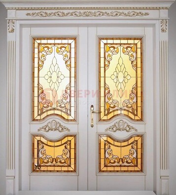 Белая металлическая дверь с витражом и отделкой массив ВЖ-4 в Казани